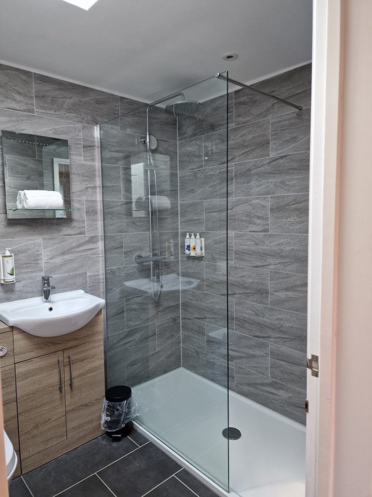 The ensuite at The Swan Loddon