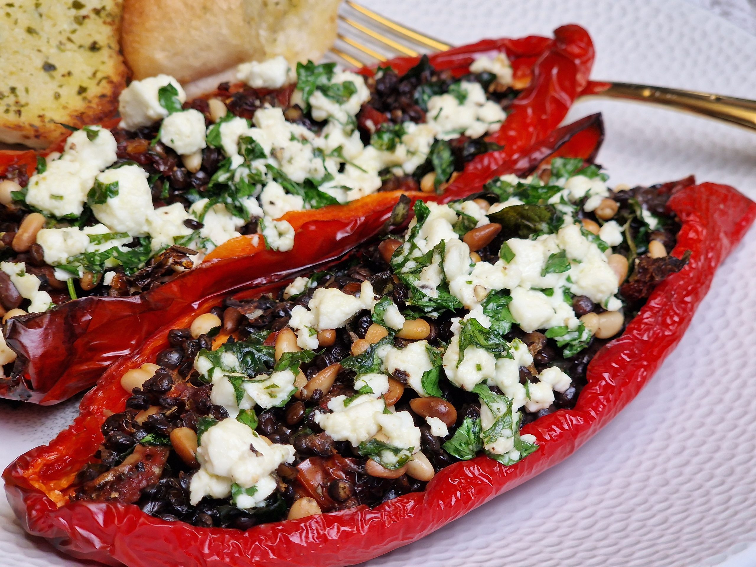 Stuffed Romano peppers with lentils, tomatoes and feta